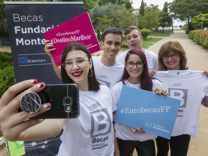 Becarios de la Fundación Montemadrid haciéndose un selfie. Foto de @mjberrocal