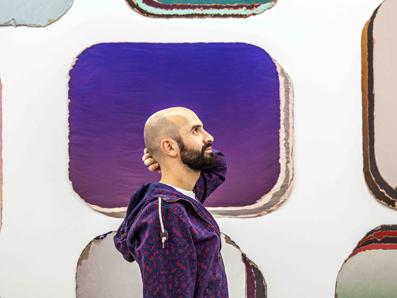 Guillermo Mora delante de una de sus obras. Foto de Victoria Iglesias