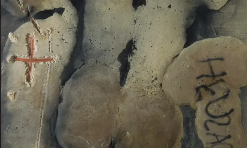 <p>Antoni Tàpies. <em>He aquí el cuerpo</em>, 1997-2000</p>