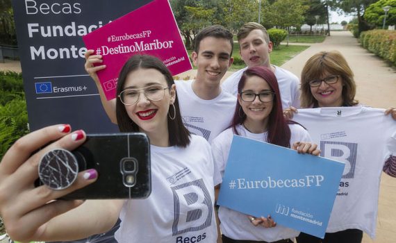 Becarios de la Fundación Montemadrid haciéndose un selfie. Foto de @mjberrocal