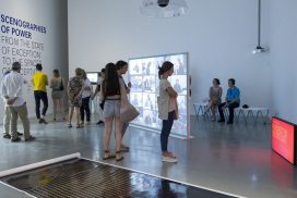 Público contemplando la exposición Inéditos 2017