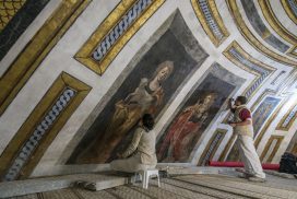 Dos personas restauran la cúpula de la Iglesia del Santo Cristo de la Salud (Málaga)