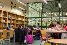 Niños estudiando en la biblioteca de Casa San Cristóbal