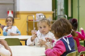 Niños de El Gallinero desayunando en las escuelas de la Fundación Montemadrid antes de entrar a clase