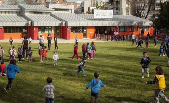 RECINTO EXTERIOR Y FACAHADA DE LA ESCUELA INFANTIL ADELA ABRINES. Imagen @mjberrocal