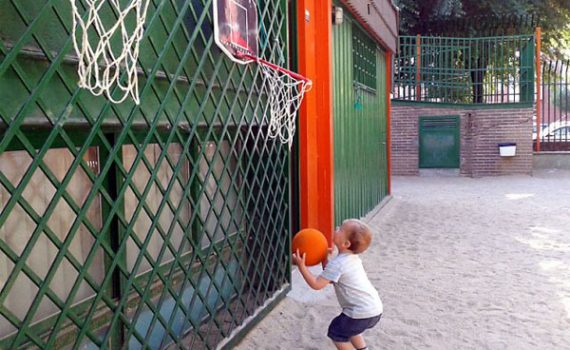 NIÑO JUGANDO EN EL ATIO DE LA ESCUELA INFANTIL ALFREDO LÓPEZ