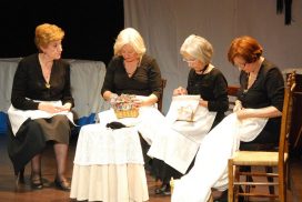 Cuatro mujeres actuando en el Certamen de Teatro Mayores a Escena