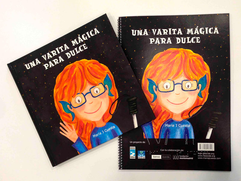 Portada del cuento , una niña pelirroja con una bonita sonrisa , con lazos azules destacando sus orejas y gafas azules grandes, a media cintura junto a su bastón en una magnifica noche de estrella .