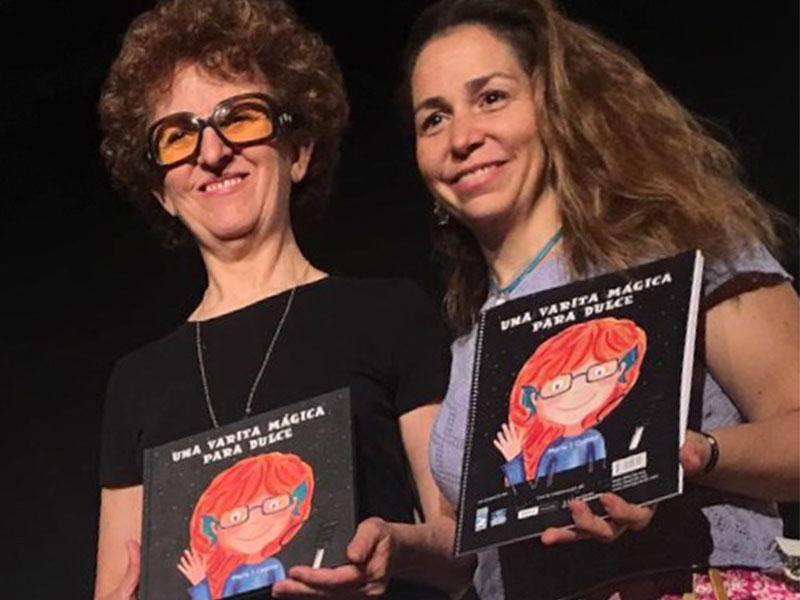 En la imagen y enlace que aparece la escritora del libro, podéis acceder a la bonita entrevista donde nos habla de todo los detalles y anécdotas .