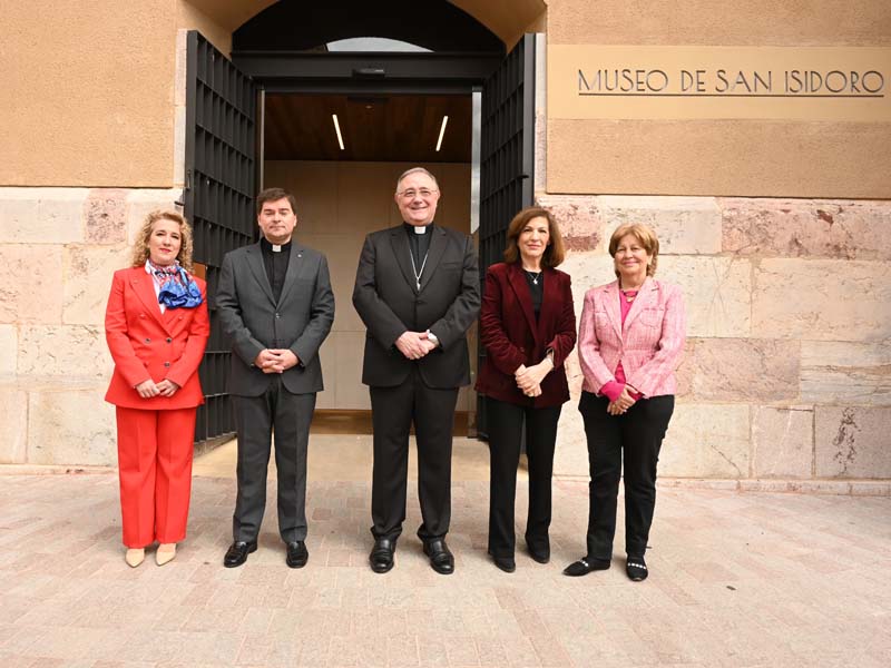 De izqda. a dcha. Raquel Jaén, directora del museo, el abad Luis García, el obispo de León Luis Ángel de las Heras, la directora de la Fundación Montemadrid Amaya de Miguel y la patrona de la Fundación Montemadrid María Teresa Mogín